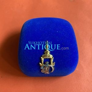 พระสมเด็จนางพญาจิตรดา สก.5 รอบ 12 สิงหาคม 2535 เนื้อทองคำ พิมพ์กลาง หนัก 7.8 กรัม พร้อมกล่องเดิมสีฟ้า  สวยงามมาก - Image 4