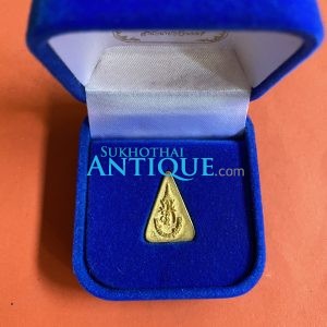 พระสมเด็จนางพญาจิตรดา สก.5 รอบ 12 สิงหาคม 2535 เนื้อทองคำ พิมพ์กลาง หนัก 7.8 กรัม พร้อมกล่องเดิมสีฟ้า  สวยงามมาก - Image 2