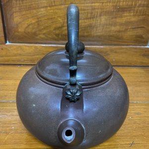 ชาป้านโบราณสวยงามสมบูรณ์ไม่มีซ่อม ใบใหญ่มากๆ สีนำ้ตาลออกเข้ม ใต้ฐานมีอักษรภาษาจีนสองตัว - Image 3