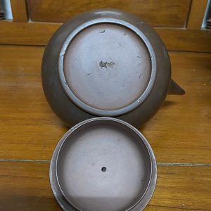 ชาป้านโบราณสวยงามสมบูรณ์ไม่มีซ่อม ใบใหญ่มากๆ สีนำ้ตาลออกเข้ม ใต้ฐานมีอักษรภาษาจีนสองตัว - Image 2