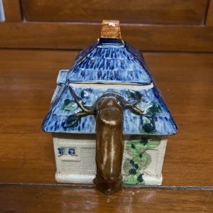 กานํ้าชากระเบื้องเก่ามาก จากประเทศญี่ปุ่นรูปทรงบ้านเพ้นสีสวยสด ด้านใต้มีปั้มเครื่องหมายการค้าพร้อมมีภาษาอังกฤษเขียนว่า JAPAN สมบูรณ์ - Image 2