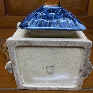 กานํ้าชากระเบื้องเก่ามาก จากประเทศญี่ปุ่นรูปทรงบ้านเพ้นสีสวยสด ด้านใต้มีปั้มเครื่องหมายการค้าพร้อมมีภาษาอังกฤษเขียนว่า JAPAN สมบูรณ์ - Image 4