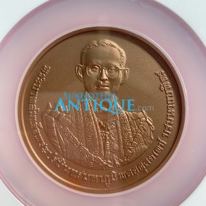 เหรียญพระราชพิธีถวายพระเพลิงพระบรมศพ ร.9 เนื้อทองแดง เมื่อวันพฤหัสบดี ที่ 26 ตุลาคม พ.ศ. 2560 ออกเกรดได้ PF 69 MATTE - Image 3