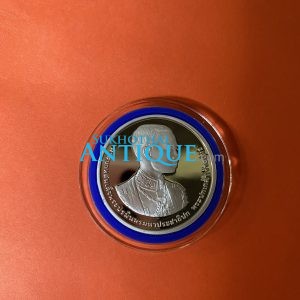 เหรียญพระบาทสมเด็จพระปรมินทรมหาประชาธิปก พระปกเกล้าเจ้าอยู่หัวเนื้อเงินขัดเงา 120ปี วันพระบรมราชสมภพ 8 พฤศจิกายน 2556 สวยพร้อมกล่องและใบเซอร์ - Image 4