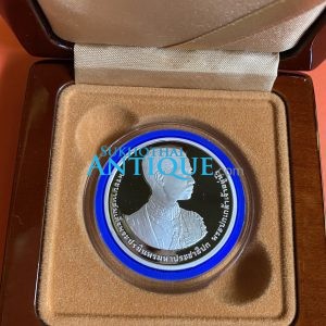 เหรียญพระบาทสมเด็จพระปรมินทรมหาประชาธิปก พระปกเกล้าเจ้าอยู่หัวเนื้อเงินขัดเงา 120ปี วันพระบรมราชสมภพ 8 พฤศจิกายน 2556 สวยพร้อมกล่องและใบเซอร์ - Image 1