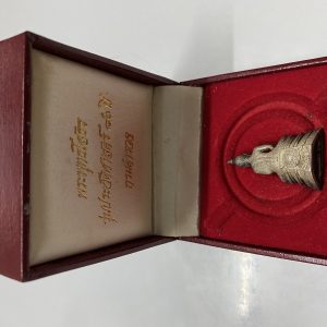 พระหลวงพ่อโสธร รุ่นประวัติศาสตร์ 80 ปีกรมตำรวจ เนื้อเงินพ่นทราย เลข149540 พร้อมกล่องกำมะหยี่สีแดงสวยงาม - Image 2