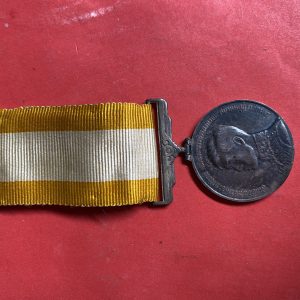 เหรียญที่ระลึกเนื้อเงิน เนื่องในพระราชพิธิสถาปนาสมเด็จพระบรมโอรสาธิราช 28 ธันวาคม 2515 พร้อมแพรแถบเดิมๆสวยงาม ช. - Image 3