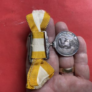 เหรียญที่ระลึกเนื้อเงิน เนืองในพระราชพิธิสถาปนาสมเด็จพระบรมโอรสาธิราช 28 ธันวาคม 2515 พร้อมแพรแถบเดิมๆสวยงาม ญ. - Image 3