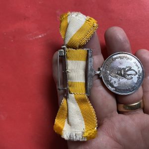 เหรียญที่ระลึกเนื้อเงิน เนืองในพระราชพิธิสถาปนาสมเด็จพระบรมโอรสาธิราช 28 ธันวาคม 2515 พร้อมแพรแถบเดิมๆสวยงาม ญ. - Image 4