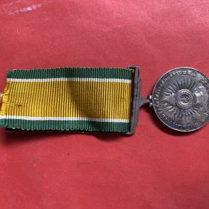 เหรียญเงินที่ระลึกพระราชพิธีฉลองสิริราชสมบัติครบ 25 ปีแนวตั้งพร้อมแพรแถบเหร๊ยญสวยงามคมชัดมากๆ  ผลิต 9 มิถุนายน 2514 - Image 2