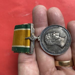 เหรียญเงินที่ระลึกพระราชพิธีฉลองสิริราชสมบัติครบ 25 ปีแนวตั้งพร้อมแพรแถบเหร๊ยญสวยงามคมชัดมากๆ  ผลิต 9 มิถุนายน 2514 - Image 3