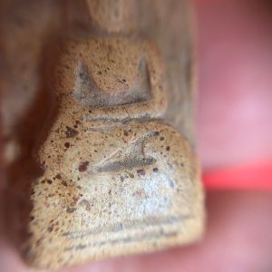 พระคงกรุเก่าวัดพระคงฤๅษี มีรอยแตกชำรุดขอบขวาด้านบน - Image 3