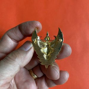 เข็มกลัดพระยาครุฑกะไหล่ทองลงยาพร้อมประดับเพชรเทียม องค์สูงใหญ่ 11/2"X2" - Image 3