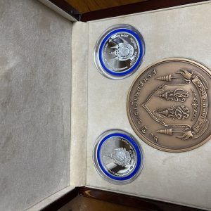 เหรียญราชาภิเษกสมรสเนื้อทองแดง7ซม.และเหรียญพระชนมพรรษา7รอบเนื้อเงิน 5 ธันวา2554 และเหรียญ80พรรษาราชินีเนื้อเงิน - Image 2