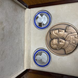 เหรียญราชาภิเษกสมรสเนื้อทองแดง7ซม.และเหรียญพระชนมพรรษา7รอบเนื้อเงิน 5 ธันวา2554 และเหรียญ80พรรษาราชินีเนื้อเงิน - Image 3