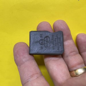 พระสมเด็จในหลวงทรงผนวชรุ่นแรก วัดราชบพิธ ปี07 " มูลนิธิภูมิพลโลภิกขุ "ชำรุดปีก - Image 2