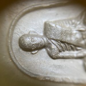 พระสมเด็จในหลวงทรงผนวชรุ่นแรก วัดราชบพิธ ปี07 " มูลนิธิภูมิพลโลภิกขุ "ชำรุดปีก - Image 4