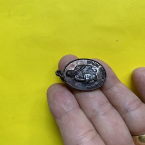 เหรียญหลวงพ่อคูณที่ระลึกสร้างอาคาร น.ม.ส. พ.ศ.2537 เนื้อทองแดง - Image 4