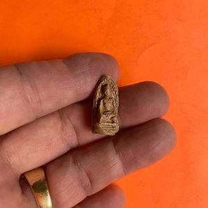 พระรอดเนื้อดินมีหน้าตา ด้านหลังมีปั้มบล็อกตัวหนังสือจม ไม่ทราบวัดและพิธี - Image 4