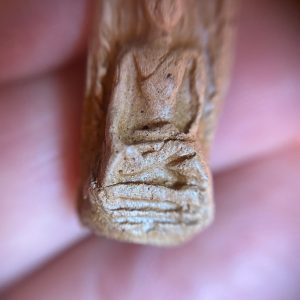 พระรอดเนื้อดินมีหน้าตา ด้านหลังมีปั้มบล็อกตัวหนังสือจม ไม่ทราบวัดและพิธี - Image 2