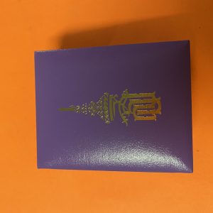 เข็มที่ระลึก รุ่นฉลองพระชนมายุ 5 รอบ 2 เมษายน 2558 อยู่ในกล่องกำมะหยี่พร้อมกล่องเดิมสีม่วงมีตราสัญญาลักษณ์ สธ. - Image 4