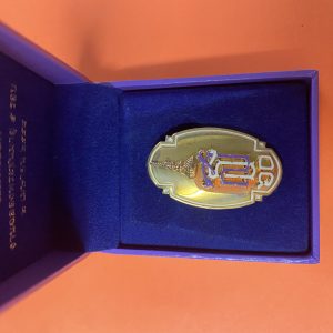 เข็มที่ระลึก รุ่นฉลองพระชนมายุ 5 รอบ 2 เมษายน 2558 อยู่ในกล่องกำมะหยี่พร้อมกล่องเดิมสีม่วงมีตราสัญญาลักษณ์ สธ. - Image 2