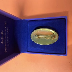 เข็มที่ระลึก รุ่นฉลองพระชนมายุ 5 รอบ 2 เมษายน 2558 อยู่ในกล่องกำมะหยี่พร้อมกล่องเดิมสีม่วงมีตราสัญญาลักษณ์ สธ. - Image 3