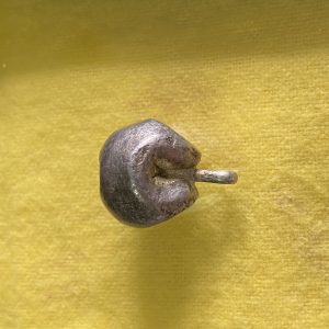 พดด้วงเม็ด 1 บาทสมัยพระเจ้าทรงธรรมปี พ.ศ. 2155-2171 ตรา เปลวเพลิง เป็นรูปคล้ายดวงไฟมีเปลวลอยสองข้าง มีเชื่อมห่วงเงินห้อยได้ - Image 3