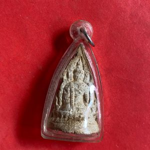 พระพุทธชินราชเนื้อดินออกสีขาวนวล คมชัดมีหน้าตา ดูเก่ามาก เลี่ยมอยู่ในกรอบพลาสติก - Image 2