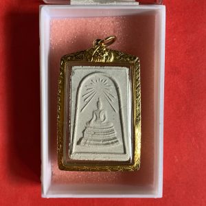 พระสมเด็จพระศาสดาวัดบวรนิเวศวิหาร รุ่นแรกเนื้อผงปี 16 สวยแท้เดิม กองกษาปณ์ออกแบบแม่พิมพ์ที่ใชักดพิมพ์  (องค์นี้เลี่ยมทองยกซุ้ม) - Image 2