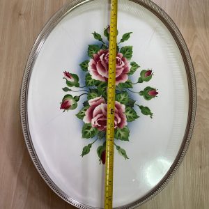 ถาดกระเบื้องเก่ารูปไข่สมัยร.5 ผลิตจากต่างประเทศลายดอกกุหลาบสีแดงขาวบานใหญ่ 2 ดอก,ตูม 12 ดอก ขนาด 18"ร้าว1เส้นบางมาก - Image 2