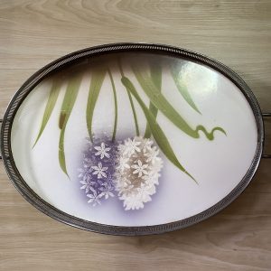 ถาดกระเบื้องโบราณรูปไข่ขนาด 10"x14"ลายดอกไม้ป่าสีขาวกับสีม่วง หายากสมบูรณ์สวยงามมากๆไม่มีซ่อม(มีหู,มีดุมขาครบ) - Image 4