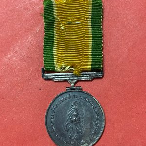 เหรียญที่ระลึกเนื้อเงิน เนื่องในพระราชพิธิสถาปนาสมเด็จพระบรมโอรสาธิราช 28 ธันวาคม 2515 พร้อมแพรแถบเดิมๆสวยงาม ช. - Image 4