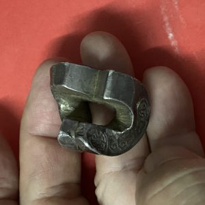 เงินเจียงเนื้อเงินปีกใหญ่ ขาเล็ก ตอกตรา แสบและตราอี่นๆรอบตัว ผิวรุ้งธรรมชาติ - Image 2