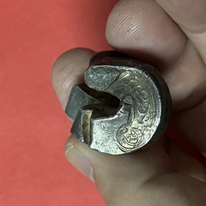 เงินเจียงเนื้อเงินปีกใหญ่ ขาเล็ก ตอกตรา แสบและตราอี่นๆรอบตัว ผิวรุ้งธรรมชาติ - Image 4