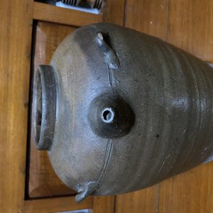 ไหดองสุราเก่า ของนำเข้าจากประเทศจีน ตัวไหสภาพยังสมบูรณ์มาก ขาดฝาปิด น่าจะเป็นไม้คงชำรุดไป - Image 2