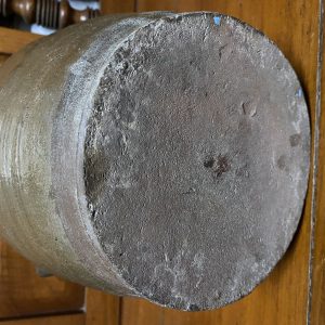 ไหดองสุราเก่า ของนำเข้าจากประเทศจีน ตัวไหสภาพยังสมบูรณ์มาก ขาดฝาปิด น่าจะเป็นไม้คงชำรุดไป - Image 4