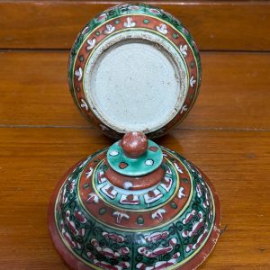 โถเบญจรงค์สมัยอยุธยา สีเขียวดอกแดงขาว ใบใหญ่ สูงประมาณ 6" กว้างประมาณ 4 1/2" - Image 2