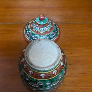 โถเบญจรงค์สมัยอยุธยา สีเขียวดอกแดงขาว ใบใหญ่ สูงประมาณ 6" กว้างประมาณ 4 1/2" - Image 3