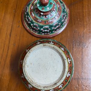 โถเบญจรงค์สมัยอยุธยา สีเขียวดอกแดงขาว ใบใหญ่ สูงประมาณ 6" กว้างประมาณ 4 1/2" - Image 4