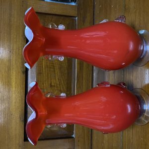 แจกันต่างประเทศ งานสมัยเก่าขึ้นรูปโดยปากเป่าและมือจับดอก สีแดงสดมีลายดอกข้างล่าง เป็นงานทำขึ้นรูปด้วยมือ ไม่มีซำ้แบบกัน - Image 3