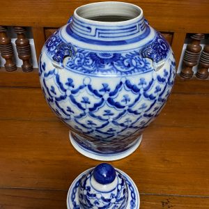 โถกระเบื้องโบราณสีขาวลายดอกสับปะรดสีน้ำเงินพร้อมฝา ทุกอย่างดูสมบูรณ์ไม่มีซ่อม หายามากครับสภาพนี้ สูงประมาณ19"X13" - Image 2