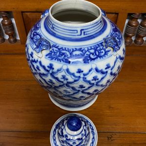 โถกระเบื้องโบราณสีขาวลายดอกสับปะรดสีน้ำเงินพร้อมฝา ทุกอย่างดูสมบูรณ์ไม่มีซ่อม หายามากครับสภาพนี้ สูงประมาณ19"X13" - Image 3