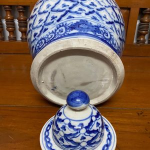 โถกระเบื้องโบราณสีขาวลายดอกสับปะรดสีน้ำเงินพร้อมฝา ทุกอย่างดูสมบูรณ์ไม่มีซ่อม หายามากครับสภาพนี้ สูงประมาณ19"X13" - Image 4