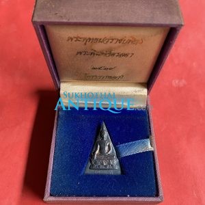 พระพุทธนวราชบพิตร พระพิมพ์จิตรดา โครงการหลวง ปี 2539 เนื้อเงินพิมพ์ใหญ่ผิวเดิมสวยคมชัด สูง 3.5 ซม.พร้อมกล่องเดิม - Image 3