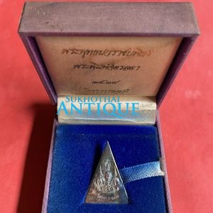 พระพุทธนวราชบพิตร พระพิมพ์จิตรดา โครงการหลวง ปี 2539 เนื้อเงินพิมพ์ใหญ่ผิวเดิมสวยคมชัด สูง 3.5 ซม.พร้อมกล่องเดิม - Image 2