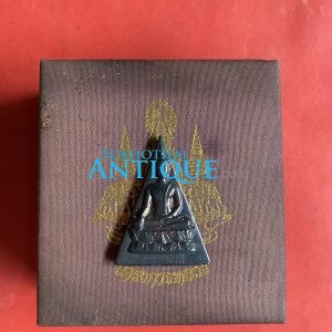 พระพุทธนวราชบพิตร พระพิมพ์จิตรดา โครงการหลวง ปี 2539 เนื้อเงินพิมพ์ใหญ่ผิวเดิมสวยคมชัด สูง 3.5 ซม.พร้อมกล่องเดิม - Image 4