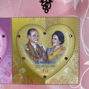 แสตมป์ ชีท 60 ปี ราชาภิเษกสมรส รูปคู่ในหลวงรัชกาลที่ 9 พร้อมราชินี  อยู่ในกล่องเดิมสีชมพู - Image 4
