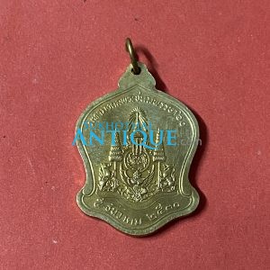 เหรียญในหลวง เสมาที่ระลึกในหลวง ร.9 ครบ 5 รอบ ปี พ.ศ. 2530 (เหรียญระฆัง) กะไหล่ทอง - Image 4
