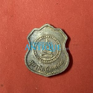 เหรียญหลวงพ่อเพชร์เนื้อเงินกะไหล่ ตอกโค๊ตคมชัด จ.อุตรดิตถ์ ปี พ.ศ. 2547 - Image 3